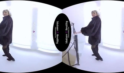 Mature maneater rides him like a pro in VR