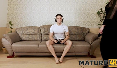 He leaves his game to fuck her guts