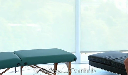 Milf Lisa Ann gets a sensual full body massage