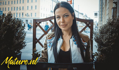 La magra MILF Allatra Hot brama un cazzo enorme