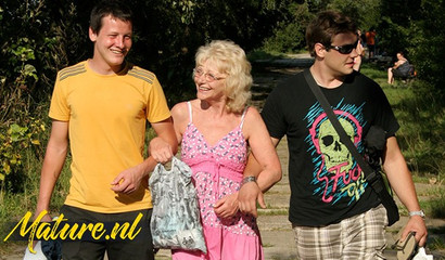 La nonna viziosa si fa scopare nel bosco