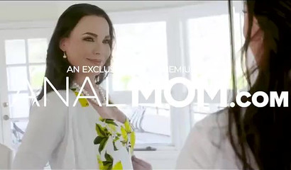 Blonde milf with huge ass lifts her mini skirt to fuck