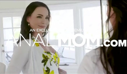 Stunning MILF with big booty twerks on his chode