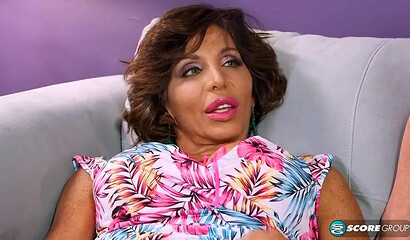 Лысый красавчик обрабатывает анус тетки толстым членом